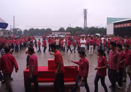將軍企業(yè)，雨中為四川地震災(zāi)區(qū)捐款
(圖7)