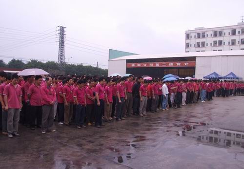 將軍企業(yè)，雨中為四川地震災(zāi)區(qū)捐款
(圖1)