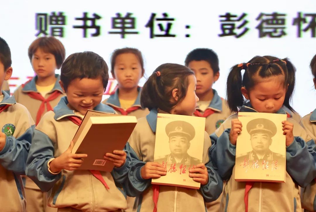 彭德懷精神柱捐贈(zèng)儀式暨大將軍愛心公益項(xiàng)目發(fā)布會(huì)完滿落幕！
(圖13)